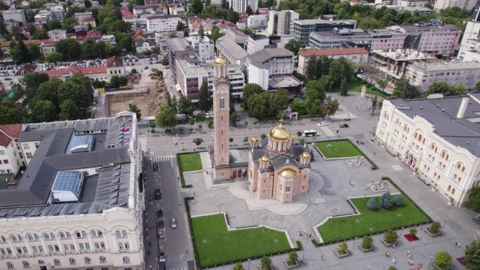 美丽的东正教大教堂在巴尼亚卢卡，波斯尼亚和黑塞哥维那，空中轨道
