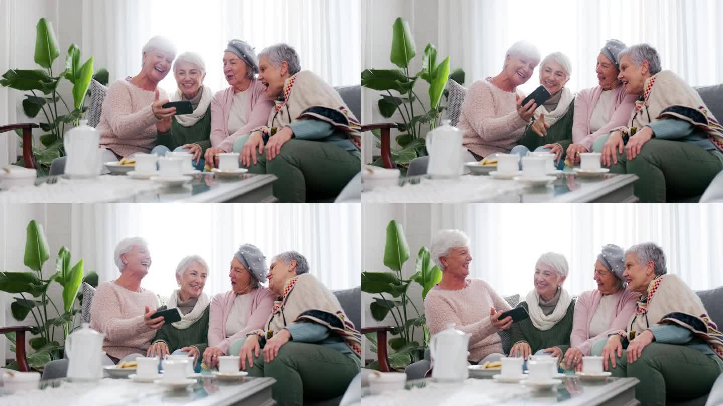 电话，社交媒体和年长的女性朋友在家里的客厅一起参加茶话会。微笑，退休和一群老人一起坐在沙发上边笑边聊