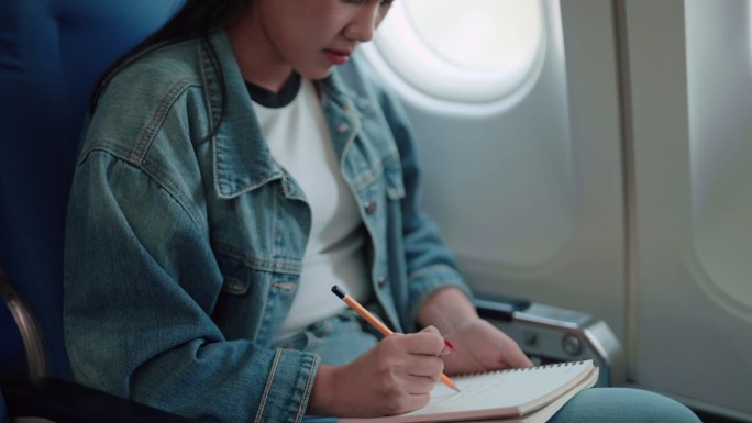 一位亚洲女性旅行者在飞往周末度假的途中用笔记本记录下了她的旅程。见证她的旅行故事展开，融合了探索的乐