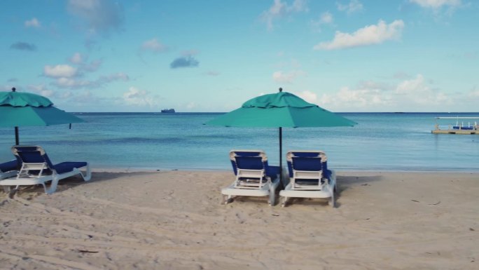 在一个晴朗的日子里拍摄沙滩椅和雨伞