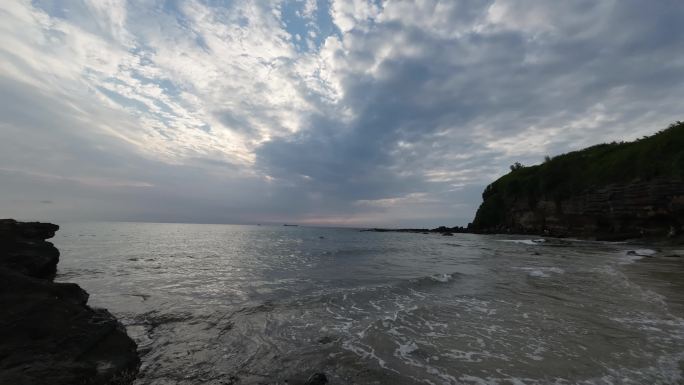 广西涠洲岛礁石旁延时视频