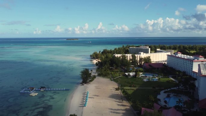 热带岛屿海岸线上的酒店和度假村鸟瞰图