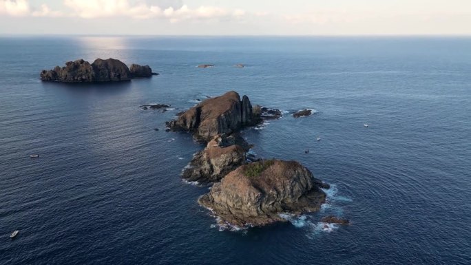 小岩石岛屿的无人机轨道视图