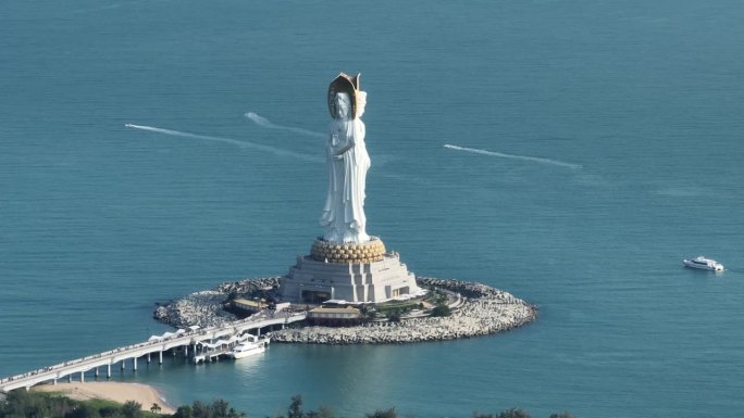 航拍的观音雕像在海边的南山寺，中国海南岛