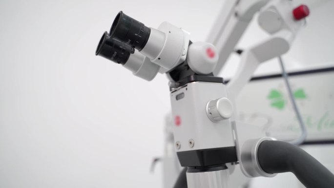 现代医学研究实验室用旋转双筒显微镜。基因诊断中心设备现代化。疫苗开发，生物技术。临床外科显微镜。