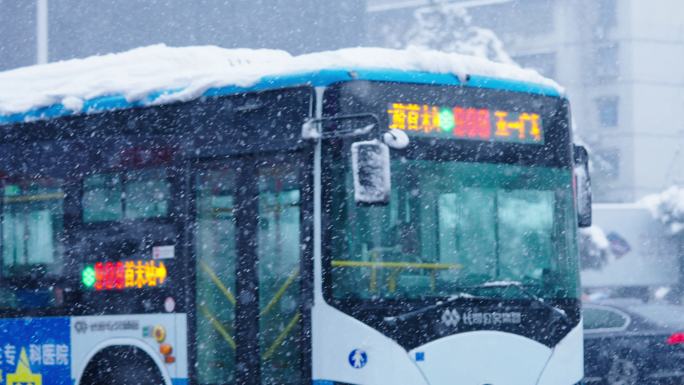 大雪中公交车行驶