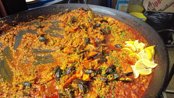 西班牙海鲜饭在食品市场出售