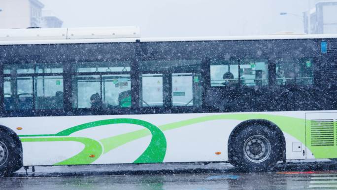 雪中城市公交车
