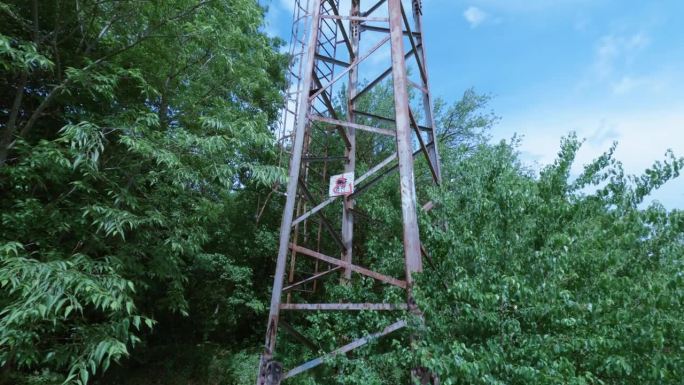 在保加利亚瓦尔纳的一个森林里，古老、生锈、废弃的瞭望塔