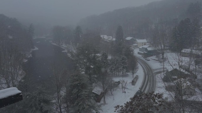 在一个美丽的白雪皑皑的冬日，纽约的罗森代尔，东北风的时候，从高架桥上可以看到，在朗多特河上，在沃尔基