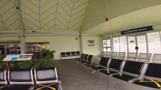 2020年7月7日:在covid大流行期间，拉罗汤加机场内部的水平视图严格的规定保持距离，空空如也的