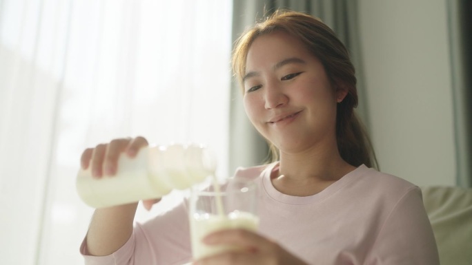 喝牛奶的年轻女子。