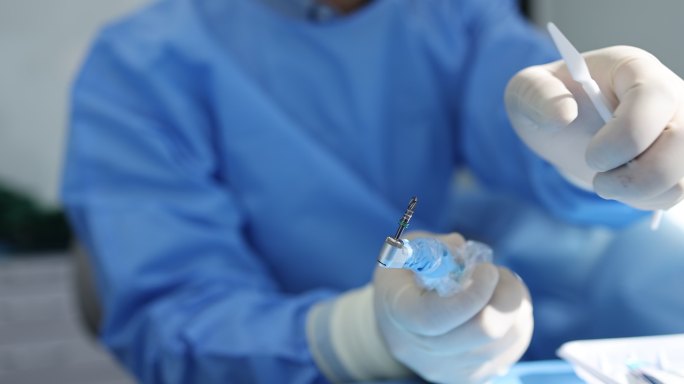 牙科口腔诊所种植牙手术牙医手机安装钻头