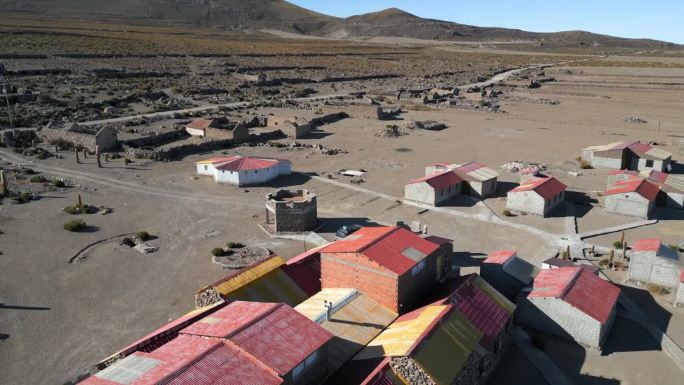 玻利维亚乌尤尼盐湖附近的村庄。空中上升，倾斜下降