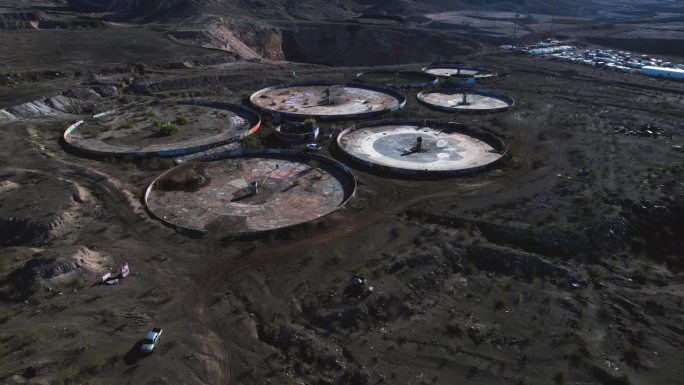 无人机拍摄的三个孩子矿山废弃锰矿露天矿附近亨德森美国
