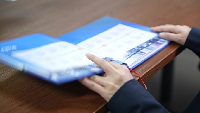 企业画册合上