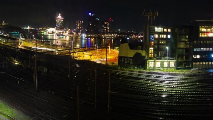 阿姆斯特丹火车场轨道港口夜间时间