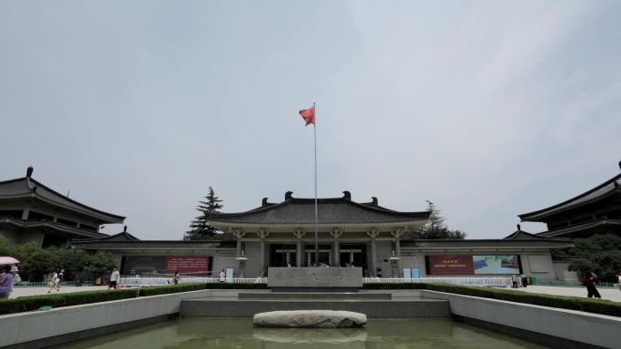 游客进出陕西历史博物馆延时