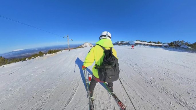 年轻的业余女子滑雪下山。