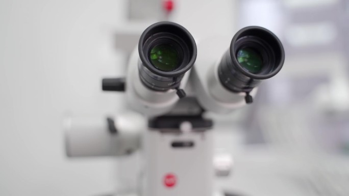 现代医学研究实验室显微镜目镜管近景。为科学家在遗传学实验室、生物技术工作提供了现代化的设备。口腔显微