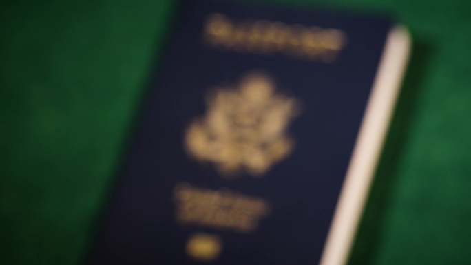 行李上方的美国护照特写角度