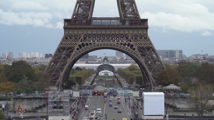 埃菲尔铁塔是位于巴黎战神广场的一座铁塔