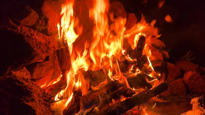 大燃烧的营火，炽热的火焰，燃烧的木棍和原木，森林和自然露营之旅，4K拍摄