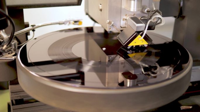 机器写的一个黑胶LP，在音响厂进一步加工