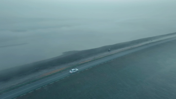 航拍汽车行驶在雾中