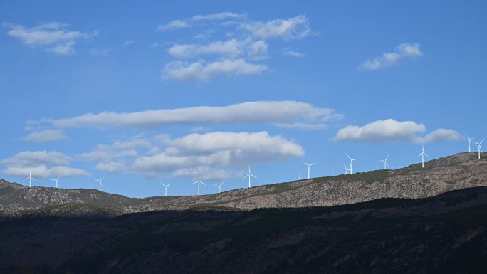 山顶上的风力发电机组延时风景