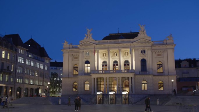 06-11-2023瑞士苏黎世午夜时分歌剧院的平移镜头。深秋的傍晚，真实的时光