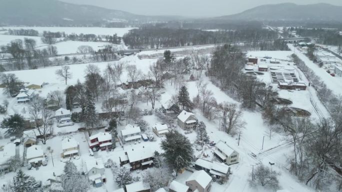 全景空中飞行在北安普顿市中心外的古色古香的郊区覆盖在雪