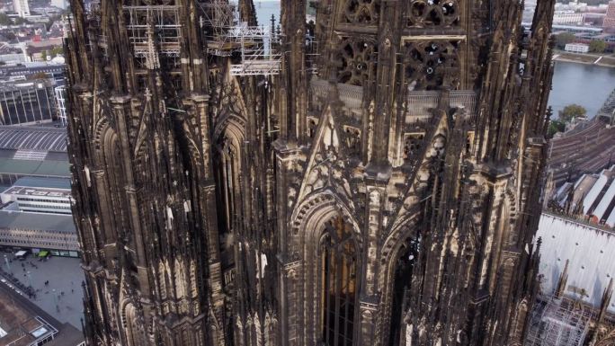 德国科隆大教堂的双尖塔的空中特写-倾斜