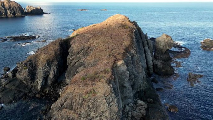 无人机拍摄的小岩石岛屿的视频最后向下平移