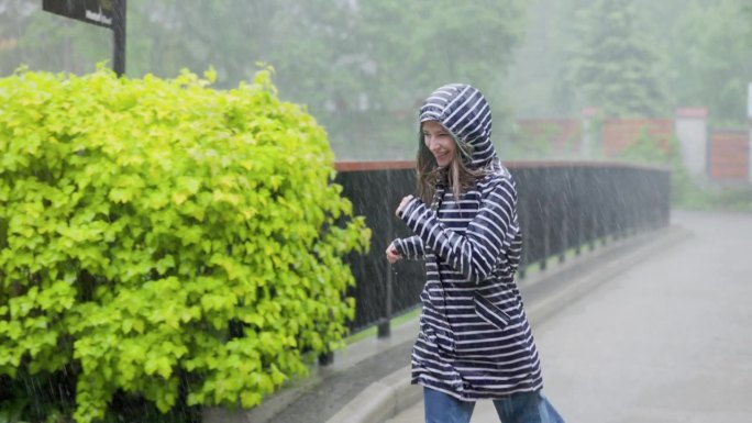 十几岁的女孩在雨中奔跑