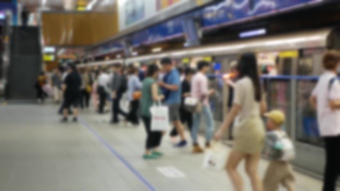 台北市交通高峰时段候车及乘搭地铁的乘客视线聚焦模糊
