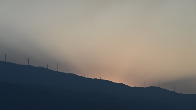 风力发电机组的日出风景