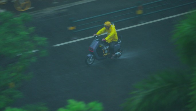 雨天美团骑手