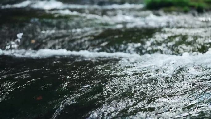 在熊本县菊地峡，平静的水晶般清澈的水流