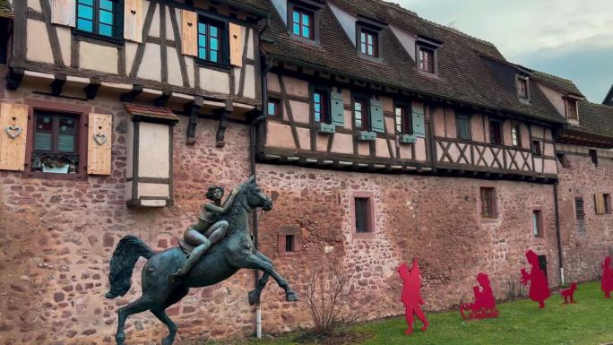 2023年12月25日，法国阿尔萨斯，中世纪历史中心Riquewihr的圣诞节和新年。