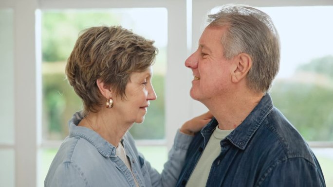 老夫妇，拥抱和快乐跳舞在一个家在退休和婚姻与爱，关心和支持。额吻，老人与老人在客厅拥抱，放松与承诺