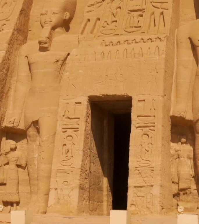 埃及南部努比亚纳赛尔湖旁的阿布辛贝神庙旁的纳菲尔塔里神庙内的门。法老神庙拉美西斯二世，4k视频