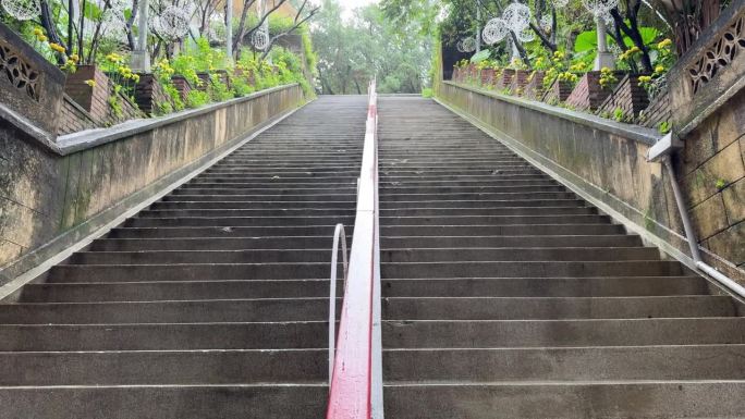 下雨天通往公园的楼梯的倾斜镜头。
