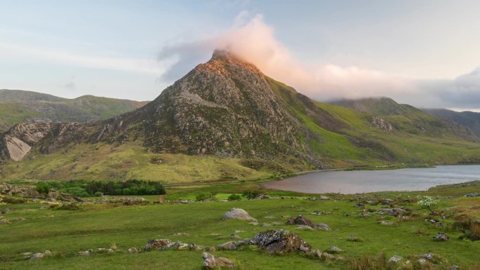 北威尔士斯诺多尼亚国家公园Tryfan山和Llyn Ogwen全景- 4k延时拍摄(缩小)