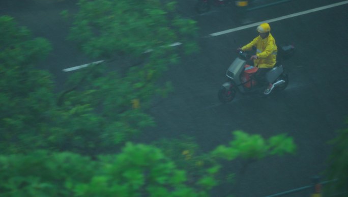 雨天骑手送货