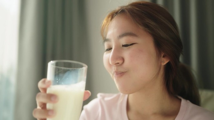喝牛奶的年轻女子。