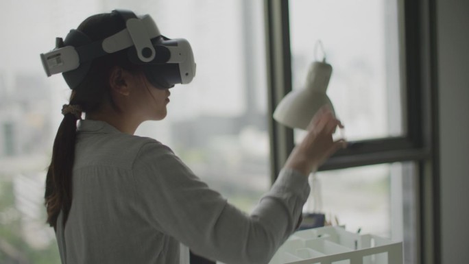 建筑使用VR头戴式设备在Office中探索3D建筑模型