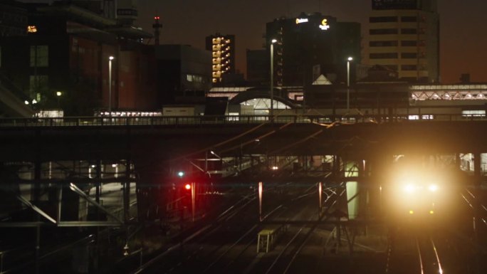 日本名古屋清晨繁忙的JR金山站