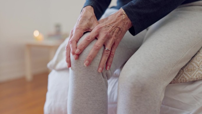 膝部疼痛，卧室和老年人的手有炎症，关节疼痛和扭伤在家里。退休，保健和腿在床上与纤维肌痛，受伤和医疗紧