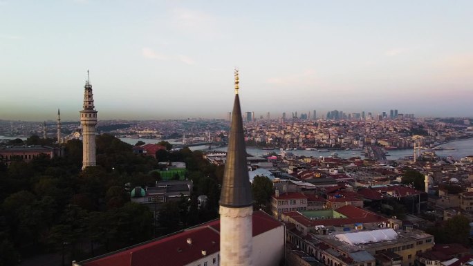 土耳其伊斯坦布尔天际线上的宣礼塔和塔楼与奥斯曼建筑
